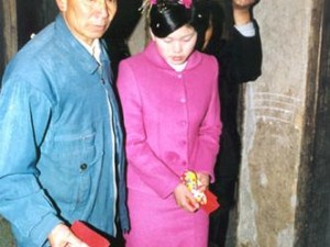 将军野外破闺露双乳-：将军野外破闺露双乳，竟被敌国将军虏走